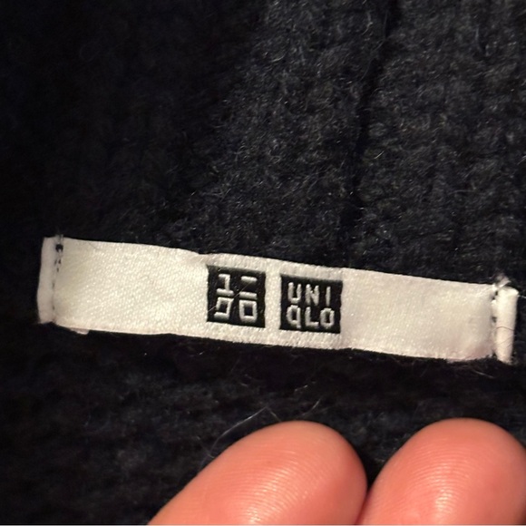 Uniqlo Blue and Red Patterned Men's Sweater - Picture 4 of 15